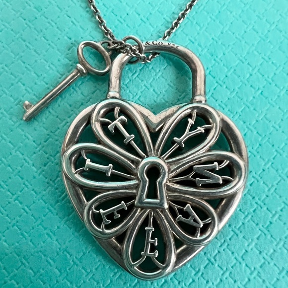 🔴Authentic TIFFANY & CO Retired Vintage Filigree heart & Key Pendent Necklace🔴 - Picture 5 of 11